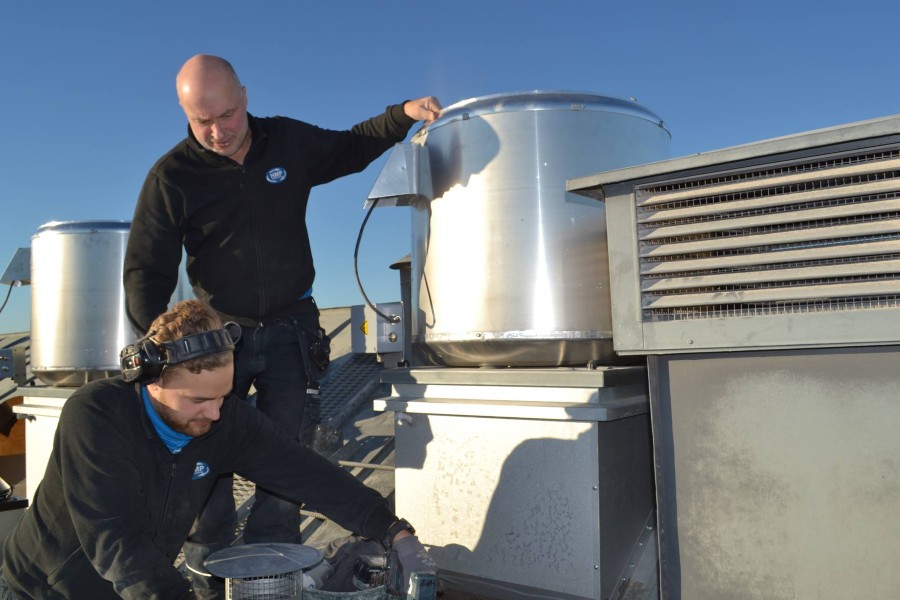 två-medarbetare-på-taket-hmp-ventilation-gävle